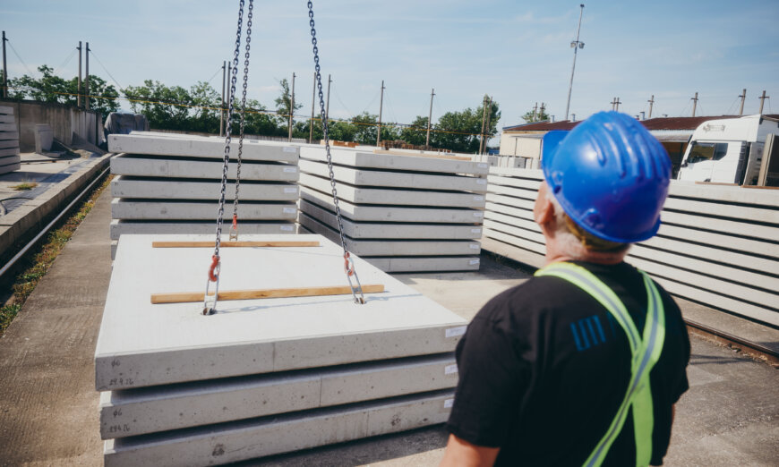 moll-rail-slowakia-empoyee-is-observing-crane-with-concrete-product