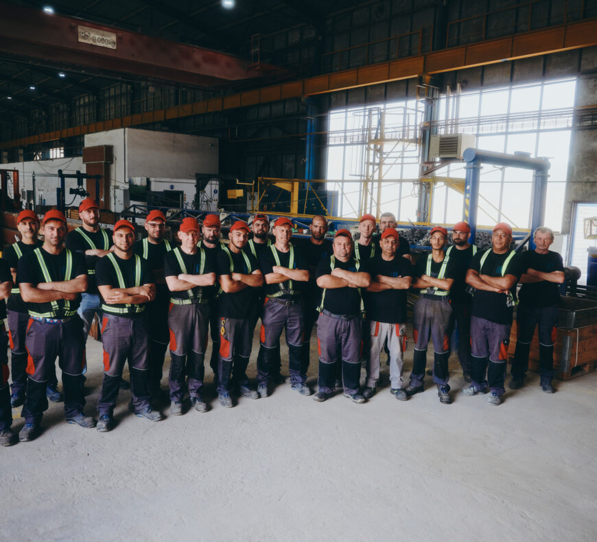 moll-rail-slowakia-group-portrait-of-factory-team-posing-inside-production-hall