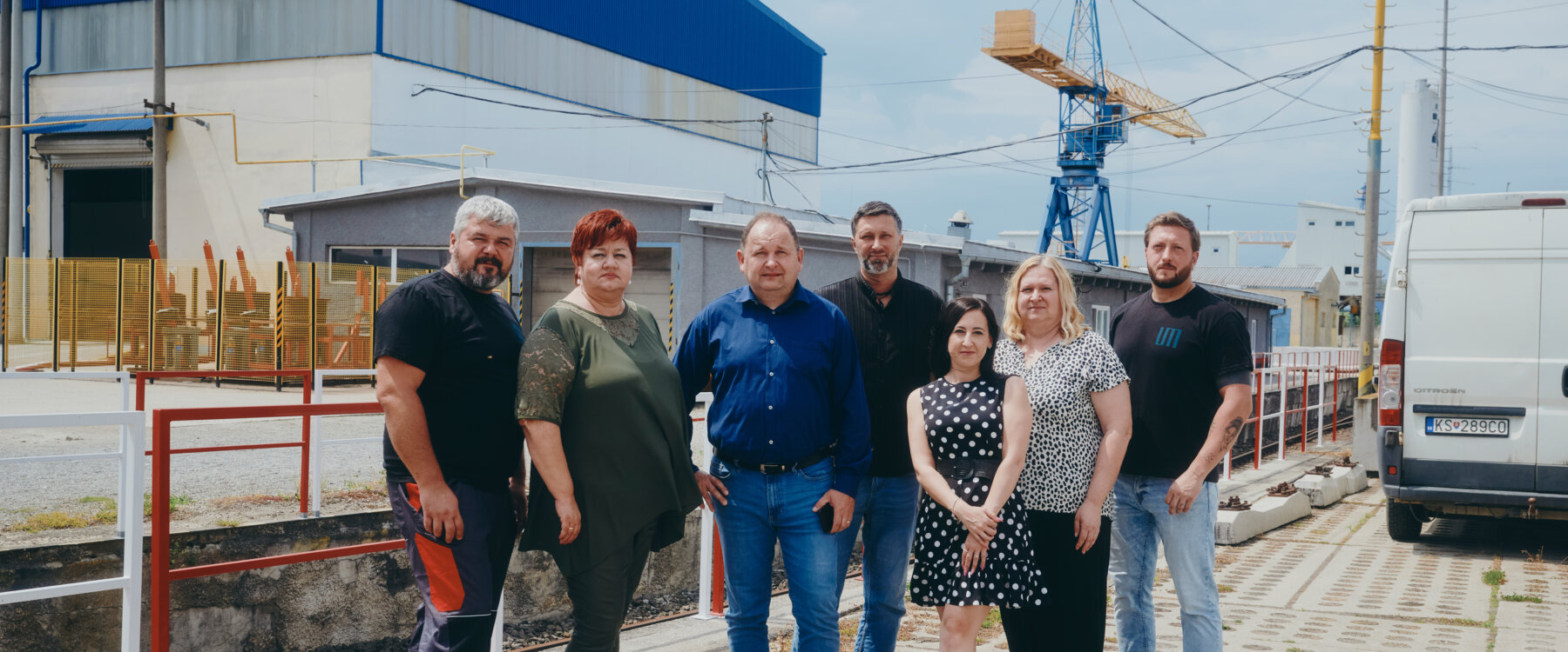 moll-rail-slowakia-group-portrait-of-office-team-standing-outside-factory moll-rail-slowakia-group-portrait-of-office-team-standing-outside-factory