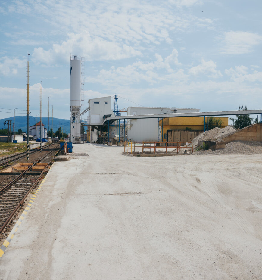 moll-rail-slowakia-railway-tracks-next-to-concrete-plant-with-silo