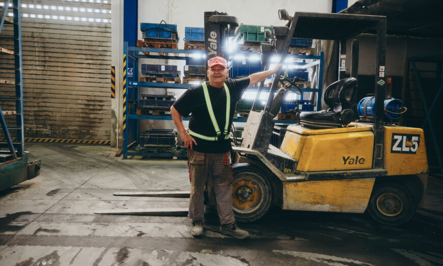 moll-rail-slowakia-smiling-man-leaning-on-forklift