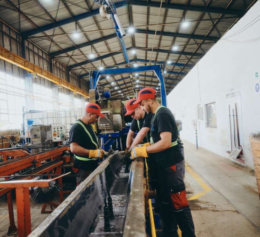 moll-rail-slowakia-three-workers-operating-production-line-inside-factory-hall moll-rail-slowakia-three-workers-operating-production-line-inside-factory-hall
