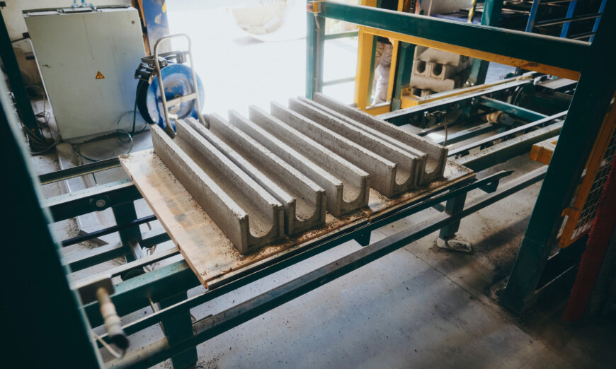 moll-rail-slowakia-u-shaped-concrete-channels-on-conveyor-system-in-factory moll-rail-slowakia-u-shaped-concrete-channels-on-conveyor-system-in-factory