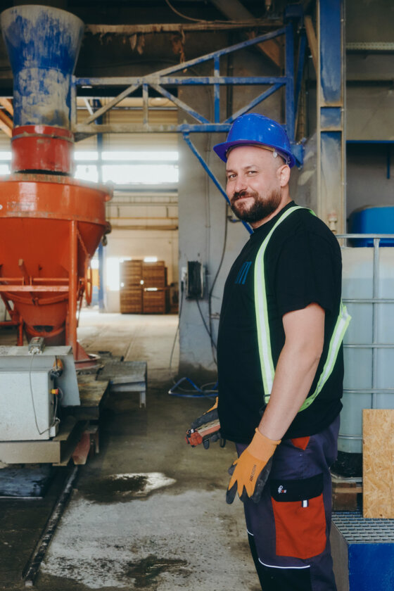 moll-rail-slowakia-worker-in-blue-hardhat-standing-in-factory-near-industrial-equipment moll-rail-slowakia-worker-in-blue-hardhat-standing-in-factory-near-industrial-equipment