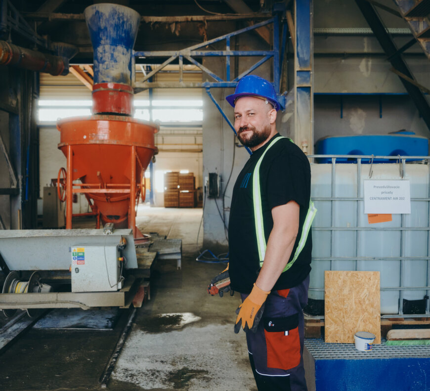 moll-rail-slowakia-worker-in-blue-hardhat-standing-in-factory-near-industrial-equipment moll-rail-slowakia-worker-in-blue-hardhat-standing-in-factory-near-industrial-equipment