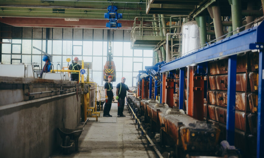 moll-rail-slowakia-workers-standing-by-production-line-in-industrial-plant